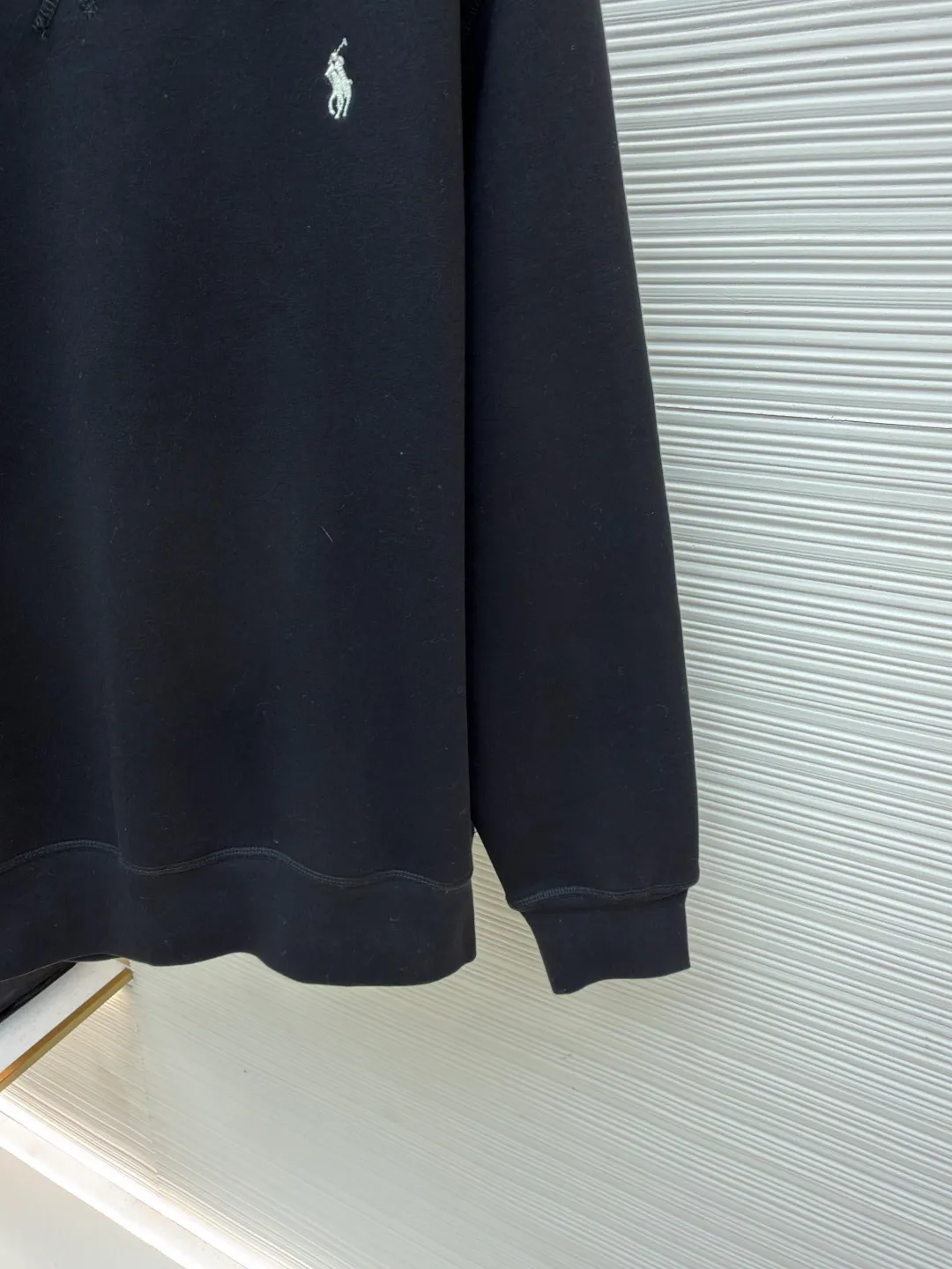 Ralph Lauren logo embroidered sweatshirt ●Original version: Purchased and developed at 1690 ●Item No.: 1681540-A15 ●Fabric: Cloud-like honey cotton fleece sweatshirt fabric ●Technology: Made by Hasuo ●Color: Black ●Version: Fitted version ●Weight: about 430 grams ●Size: S-M-L-XL ●Description: Customized cloud-like honey cotton fleece sweatshirt material, delicate touch, comfortable and skin-friendly, based on matte gray Comes with a layer of soft light filter. Exquisite indigo pony logo is embellished. It is highly recognizable. It has a breath of freedom and vitality. A symphony of pure and smart colors. It outlines a high-end outline with extreme simplicity. It becomes the smart focus of the vision. Shows taste in silence and adopts imported machine embroidery technology. Uses advanced computer control system and precision mechanical components to realize the iconic pony embroidery operation. High precision. The lines are smooth and delicate, using the Hasuo process. Sewing on a specific machine. The high fastness of Haha thread adds visual effects. It is time-consuming and labor-intensive, and the fabrics are washed. It has a better hand feel and texture. It is not easy to deform, shrink or fade. It maintains long-term beauty. The overall wiring is straight and delicate, the fabric is comfortable and soft, and the color is consistent without color difference. It can be matched with the same style to create a fashionable look and control various occasions. Customized accessories, complete with three standards, same style for men and women!